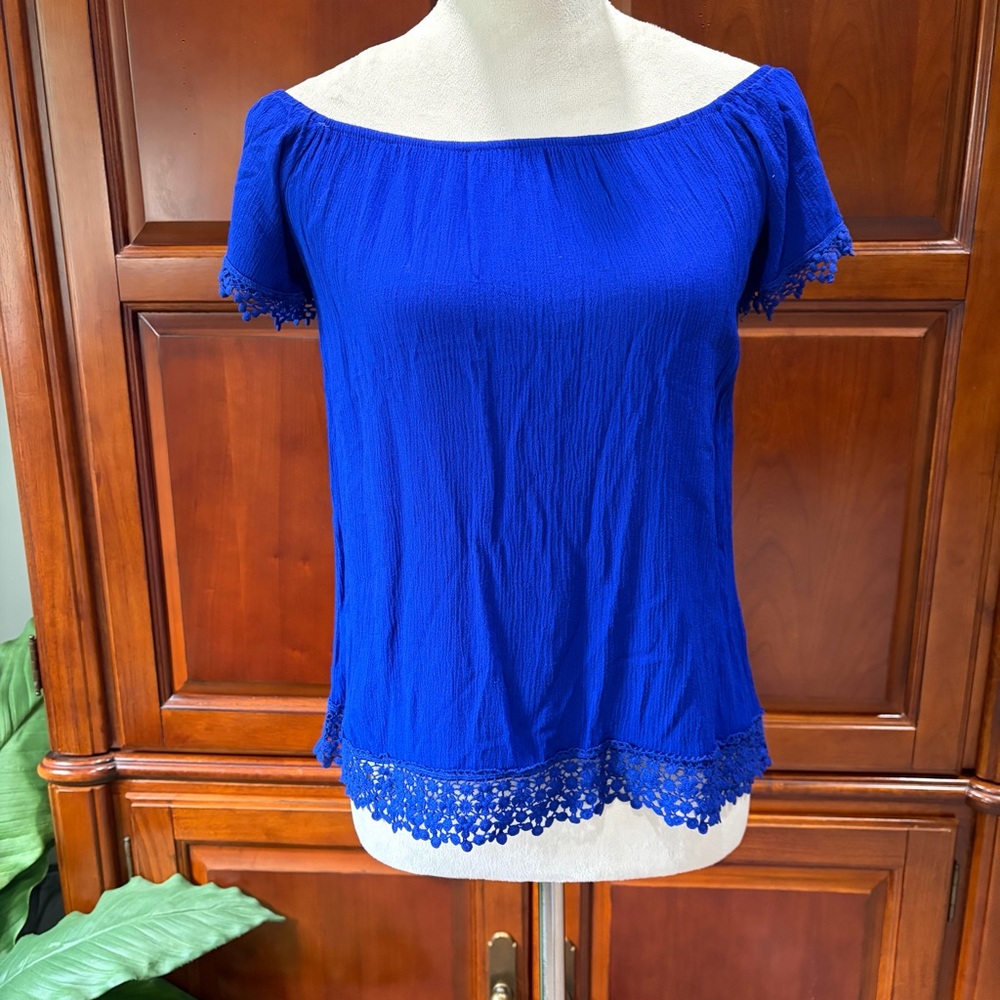 Alya SzSm royal blue scoop neck with elastic short sleeve with lace detail top